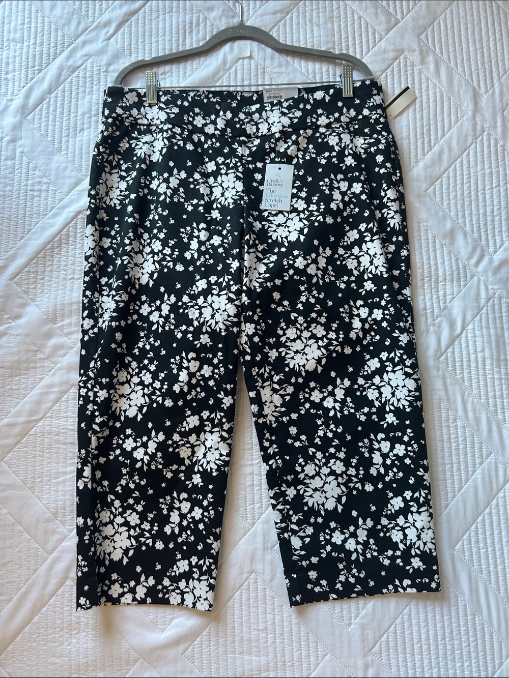 Croft & Barrow women’s Black and White Floral Capris pant floral, petal pushers